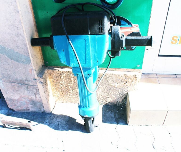 MŁOT WYBURZENIOWY MAKITA HM 1810