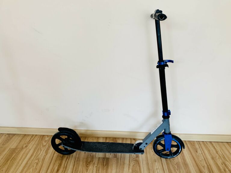 hulajnoga-delta-sport-kolor-czarny