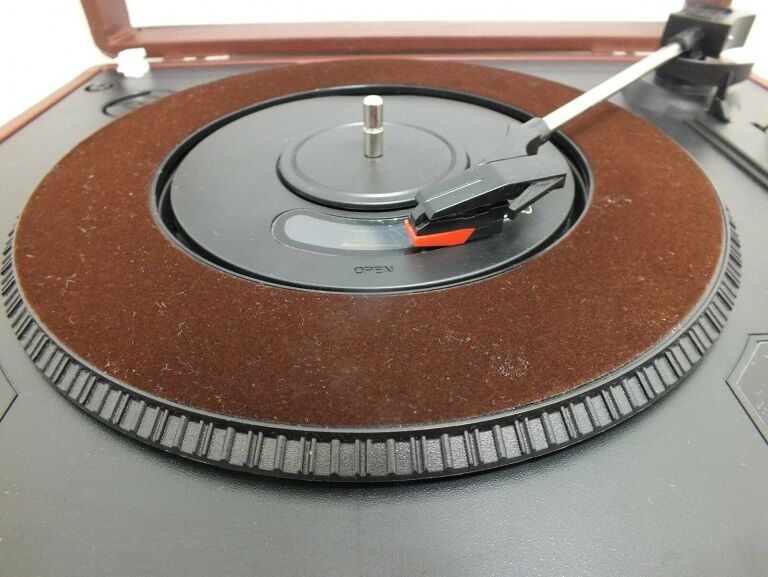 nostalgy-gramofon-suitcase-turntable-stan-bd-kolor-brazowy