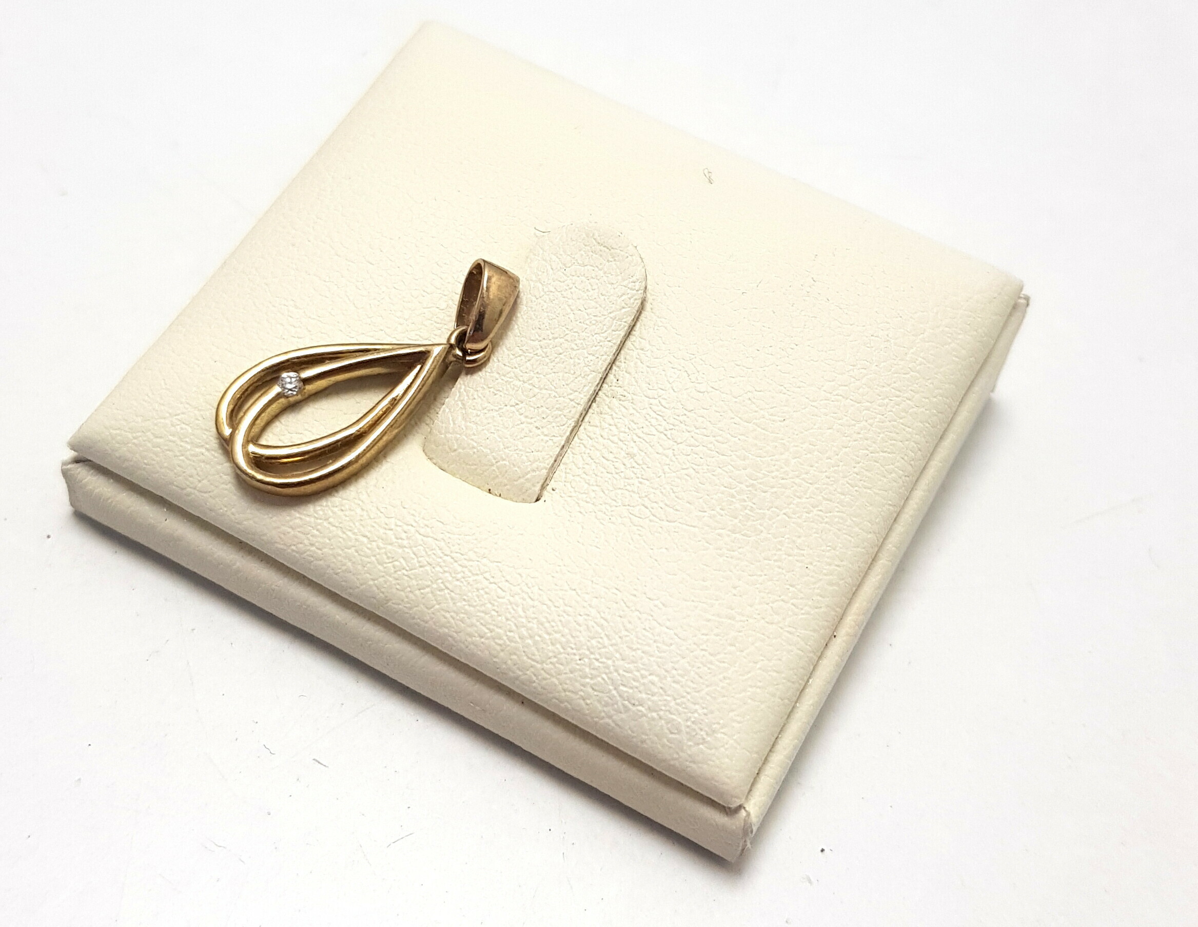 piekna-zlota-zawieszka-stan-powystawowy