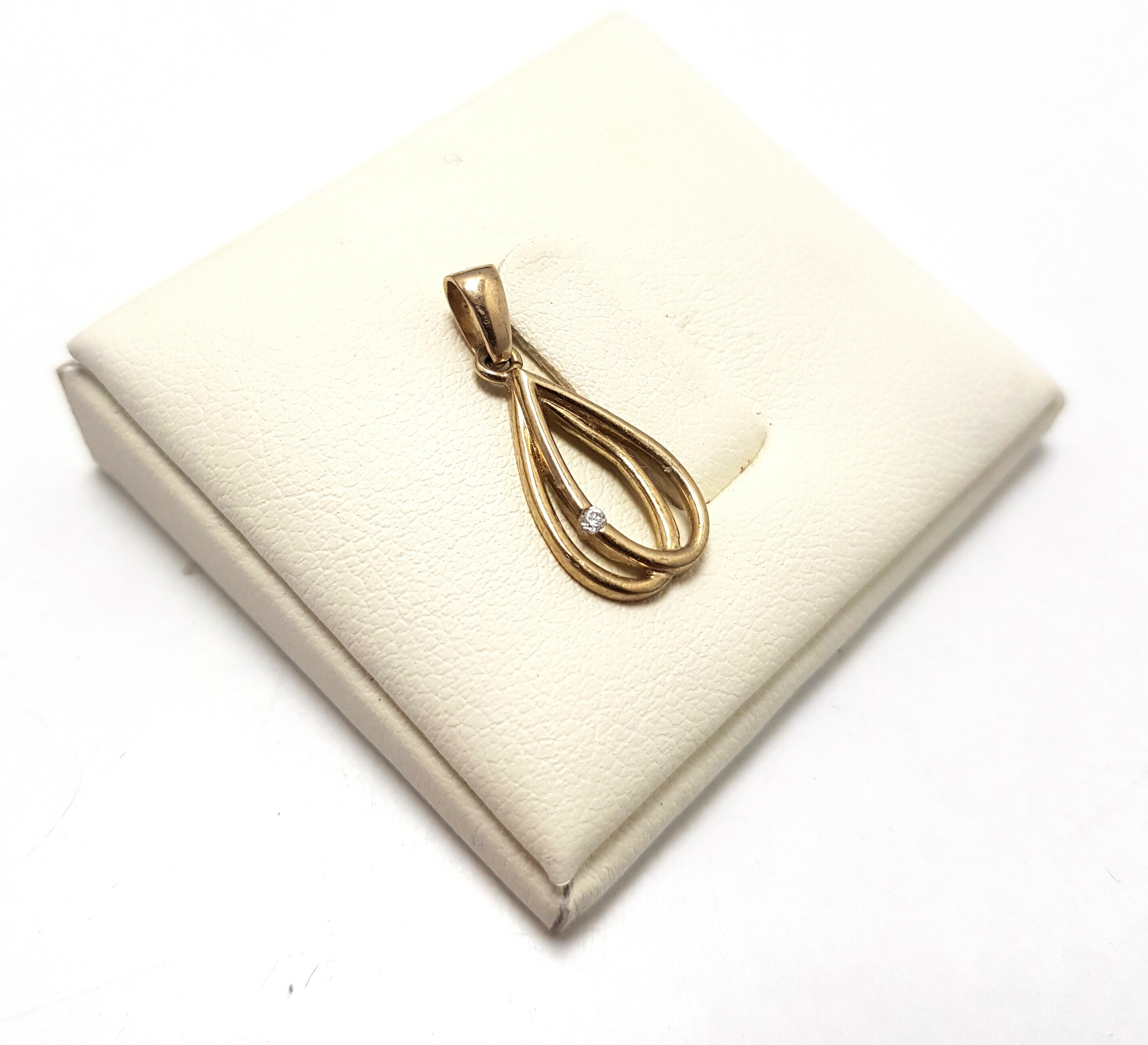 piekna-zlota-zawieszka-material-zloto