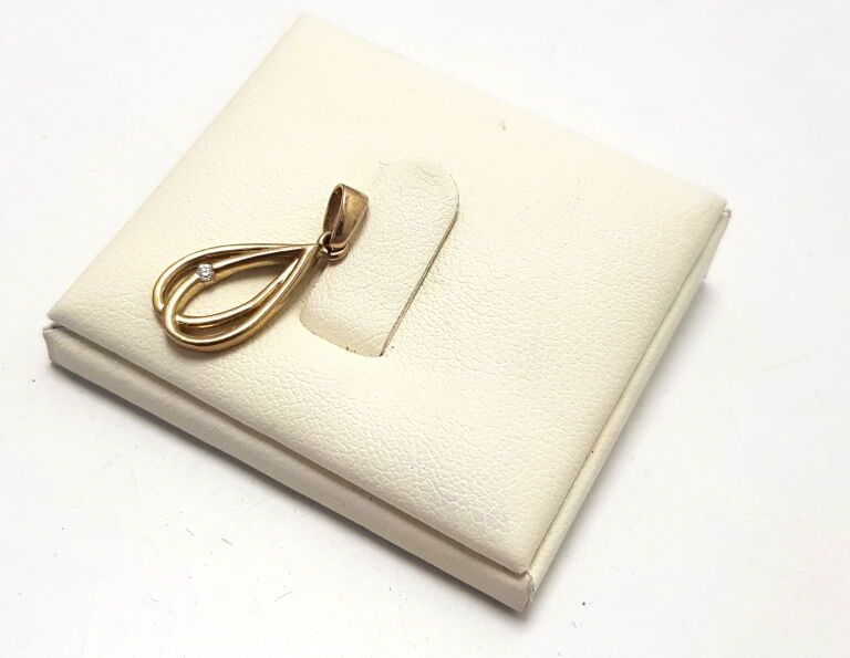 piekna-zlota-zawieszka-stan-powystawowy