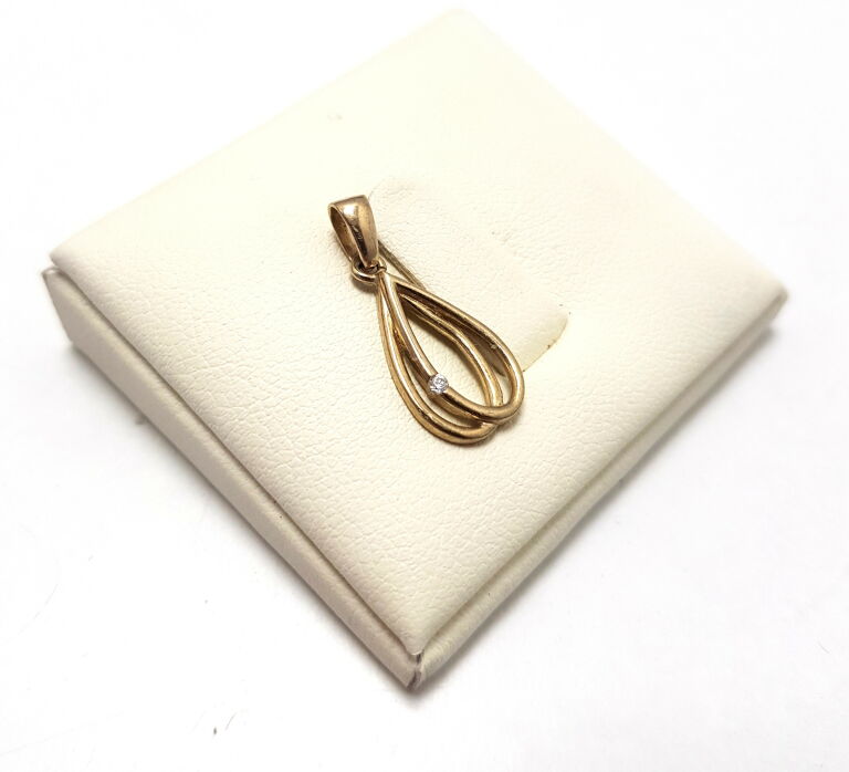 piekna-zlota-zawieszka-material-zloto