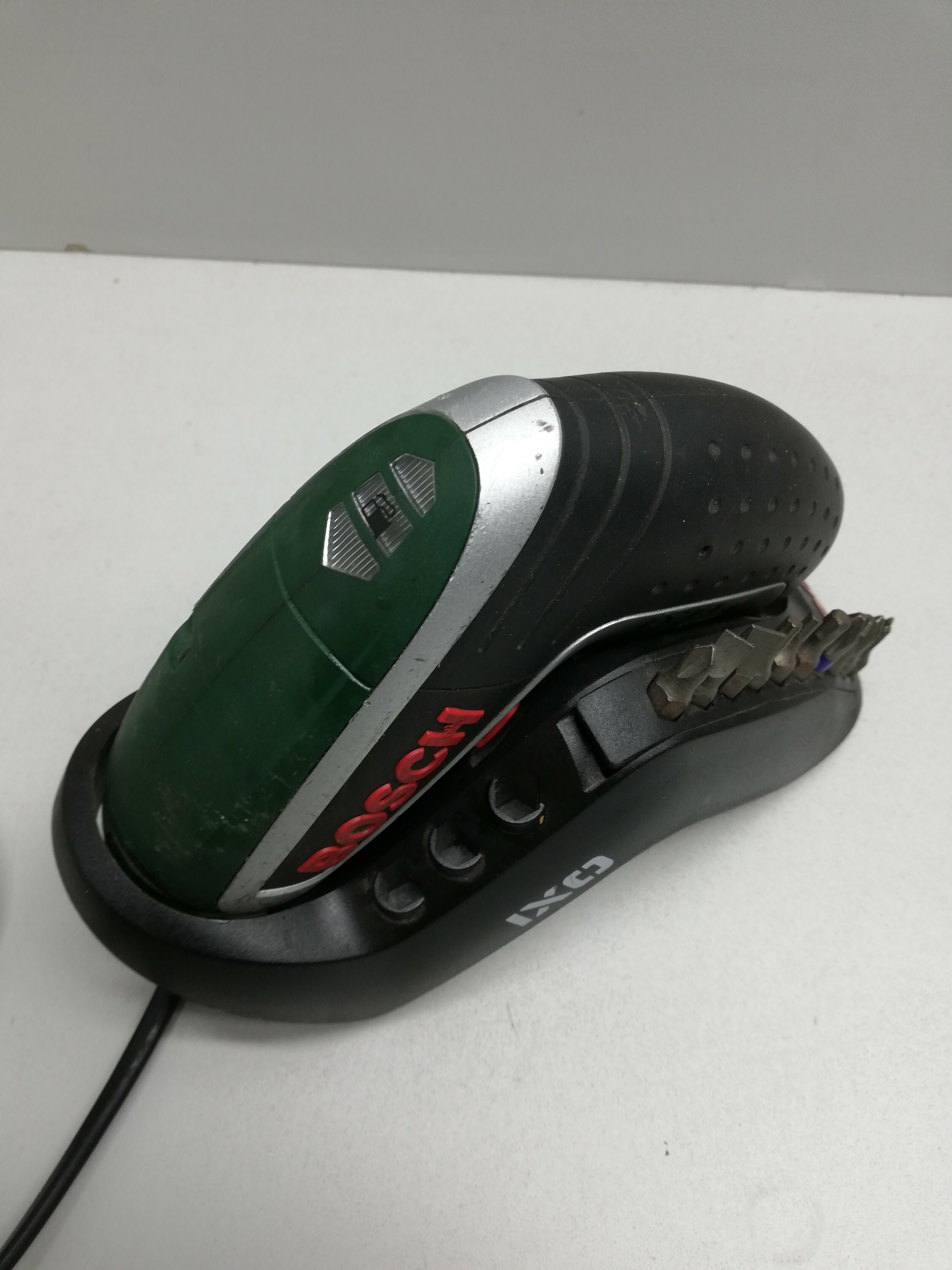 wkretarka-bosch-d-70745-zasilanie-akumulatorowe