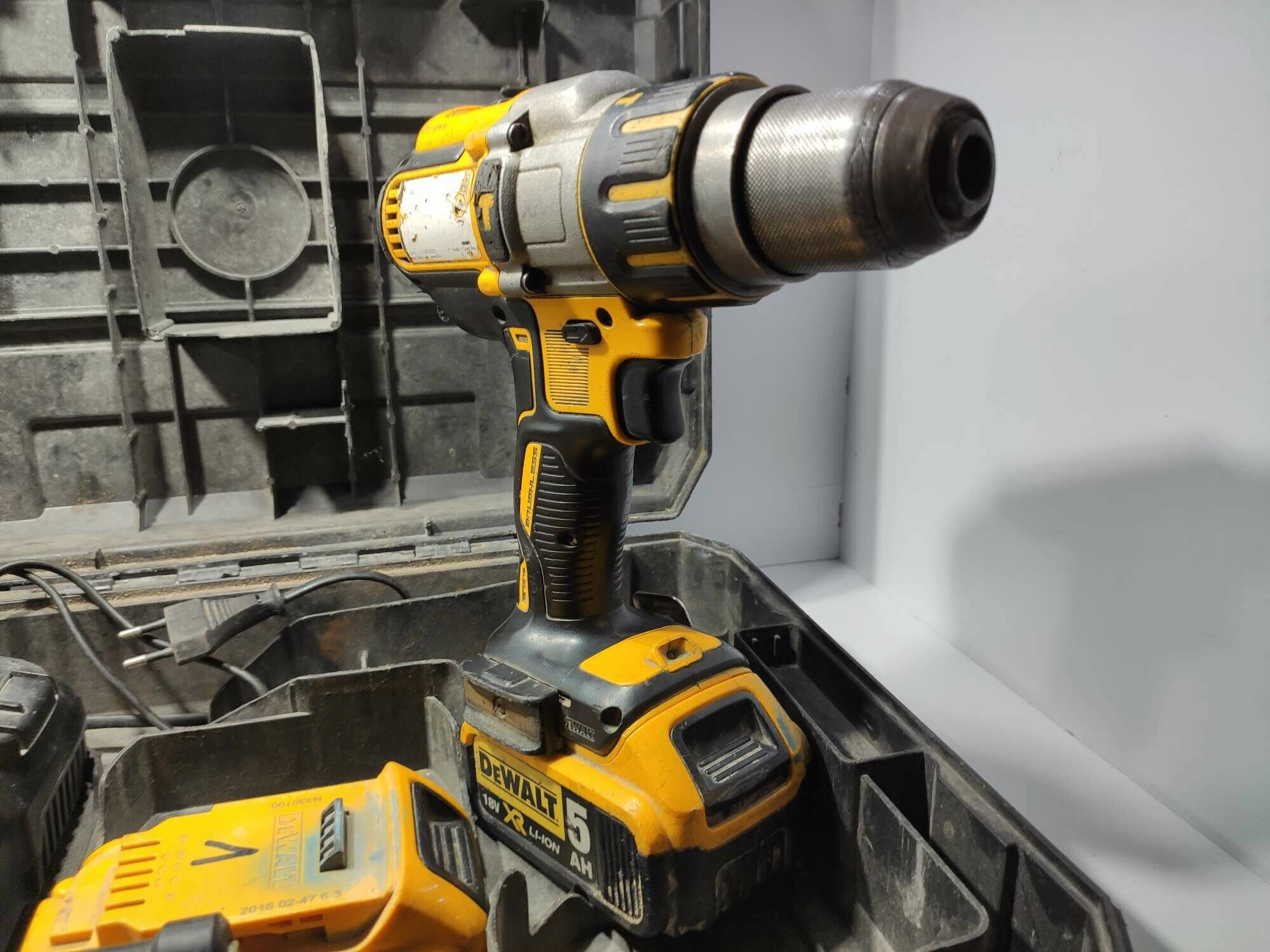 wiertarko-wkretarka-dewalt-d-65509-walizka-2-bate-zasilanie-akumulatorowe