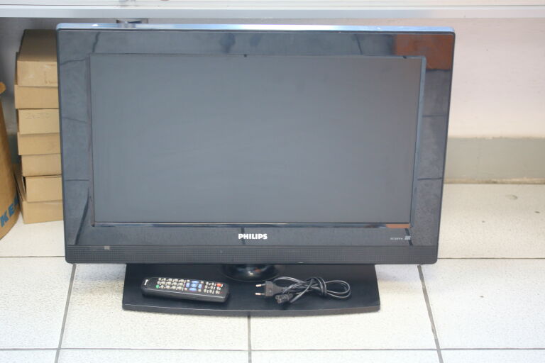 TV LCD 26 CALI PHILIPS 26 PFL + PILOT 1366 X 768P