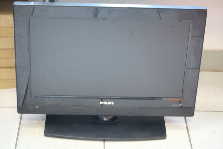 TV LCD 26 CALI PHILIPS 26 PFL + PILOT 1366 X 768P