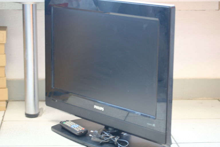 TV LCD 26 CALI PHILIPS 26 PFL + PILOT 1366 X 768P