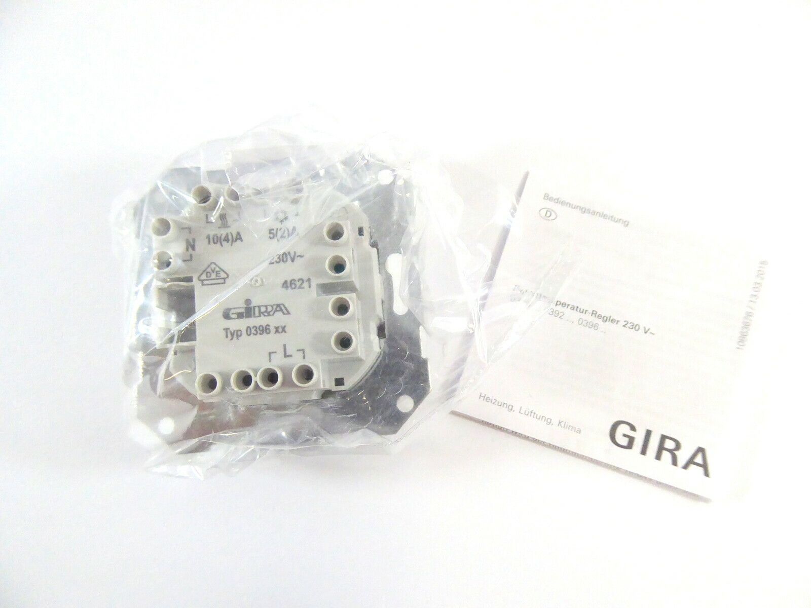 termostat-pokojowy-przelaczajacy-gira-0390603-marka-gira