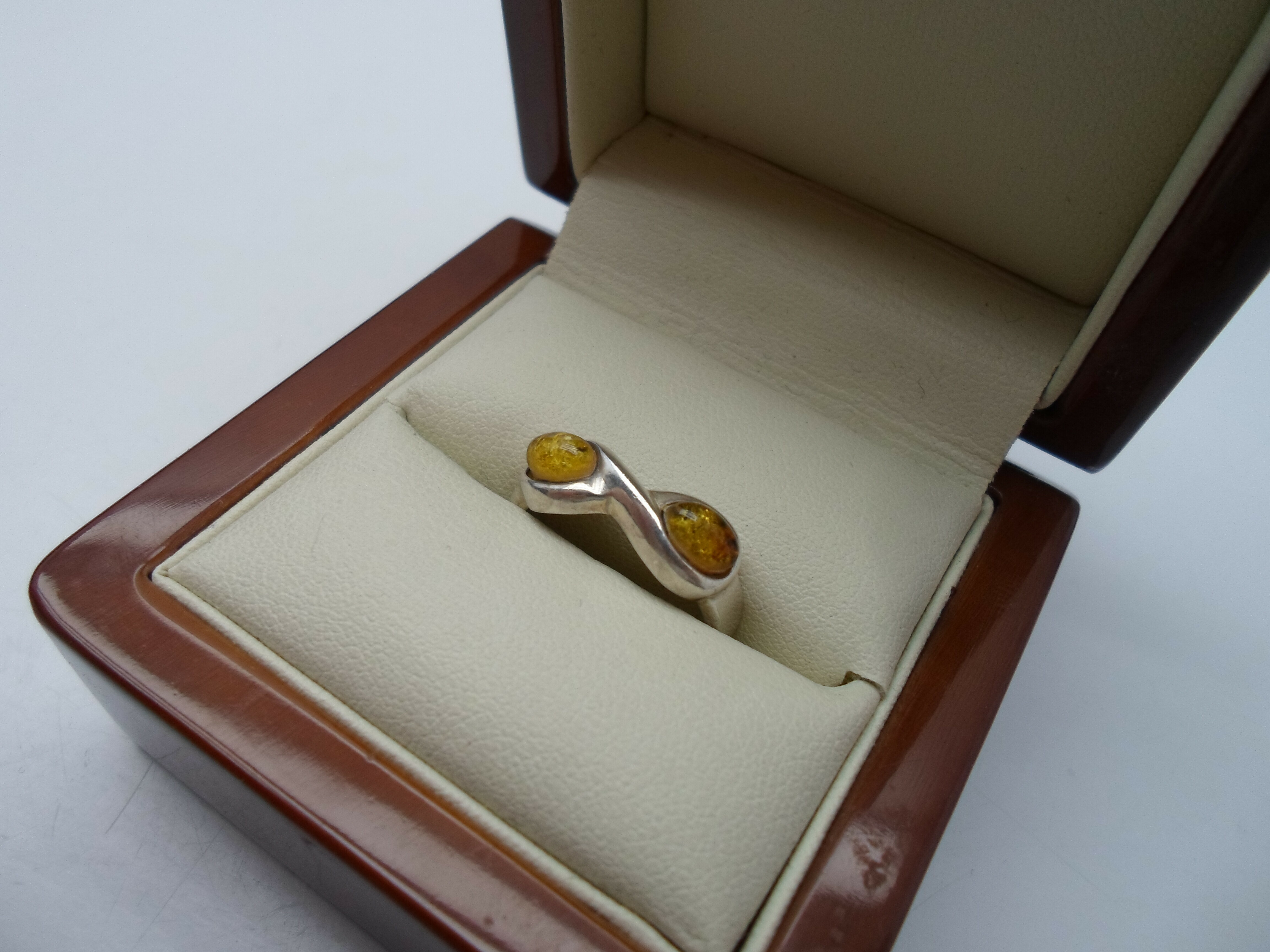 pierscionek-znak-nieskonczonosci-z-bursztynami-r1-rynek-20-gostynin-fly