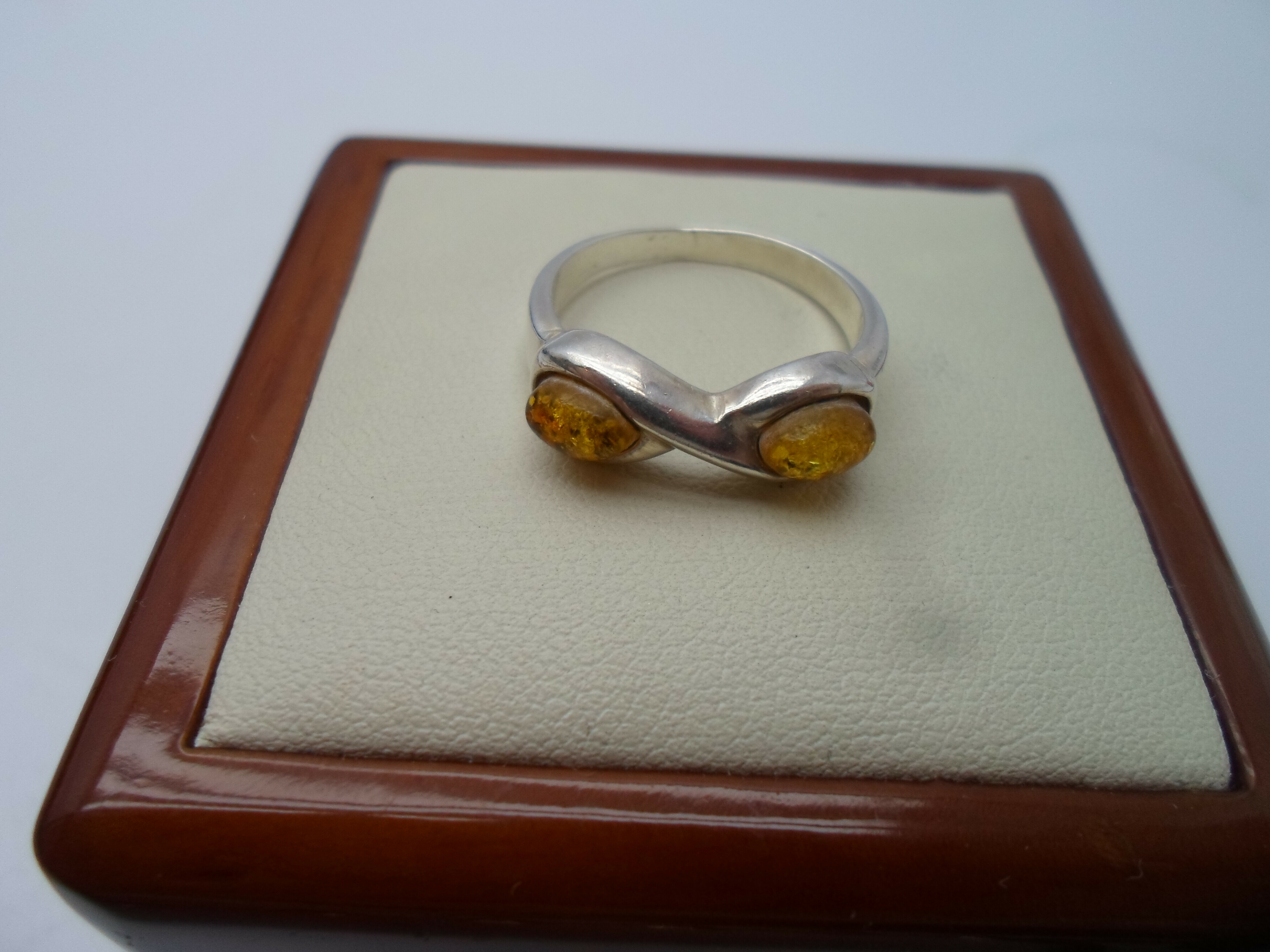 pierscionek-znak-nieskonczonosci-z-bursztynami-r1-stan-uzywany