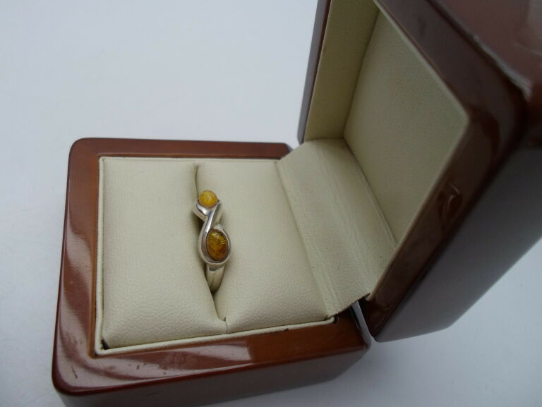 pierscionek-znak-nieskonczonosci-z-bursztynami-r1-rodzaj-klasyczne