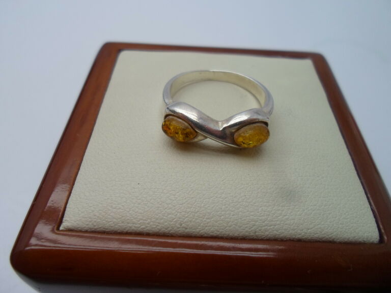 pierscionek-znak-nieskonczonosci-z-bursztynami-r1-stan-uzywany