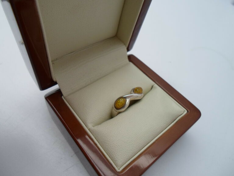 pierscionek-znak-nieskonczonosci-z-bursztynami-r1-material-srebro