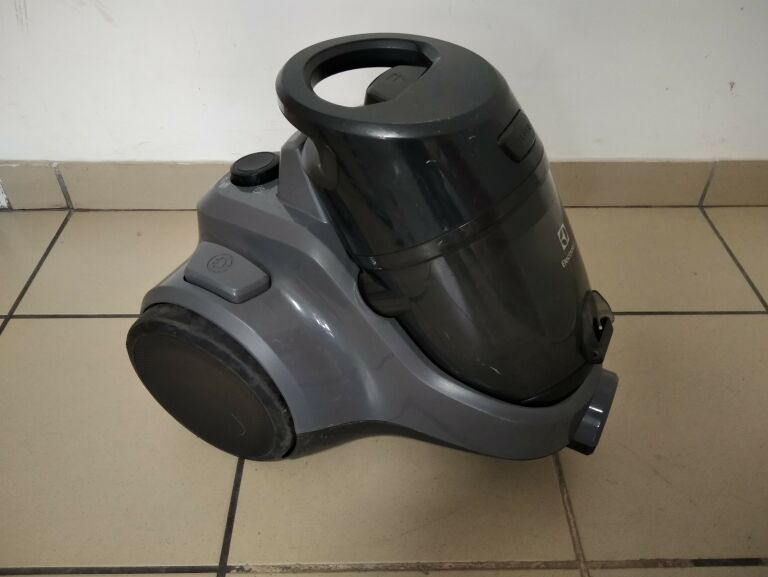 ODKURZACZ BEZWORKOWY ELECTROLUX EC41-4T 700W E10