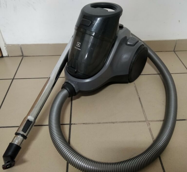 ODKURZACZ BEZWORKOWY ELECTROLUX EC41-4T 700W E10