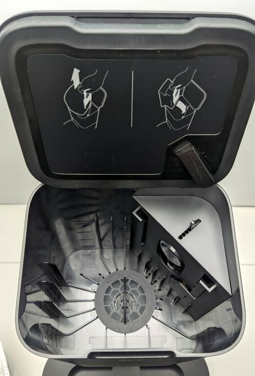 robot-sprzatajacy-irobot-roomba-i7-pojemnosc-zbiornika-na-kurz-04