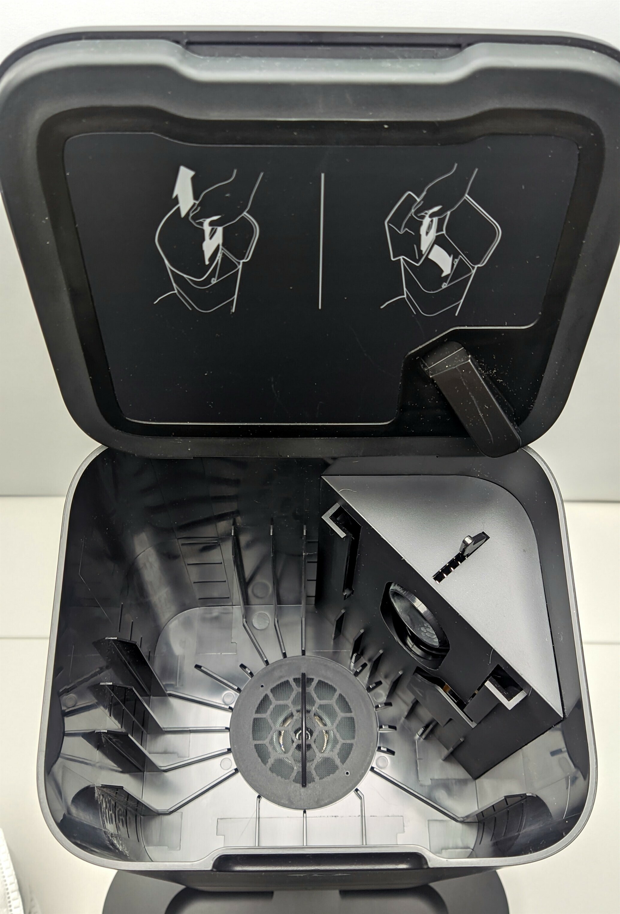 robot-sprzatajacy-irobot-roomba-i7-pojemnosc-zbiornika-na-kurz-04