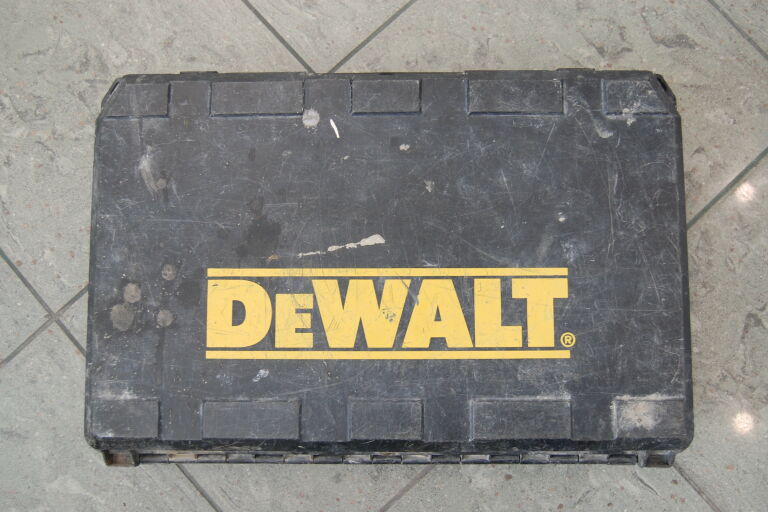 mlot-wyburzeniowy-dewalt-d25501-walizka-stan-uzywany