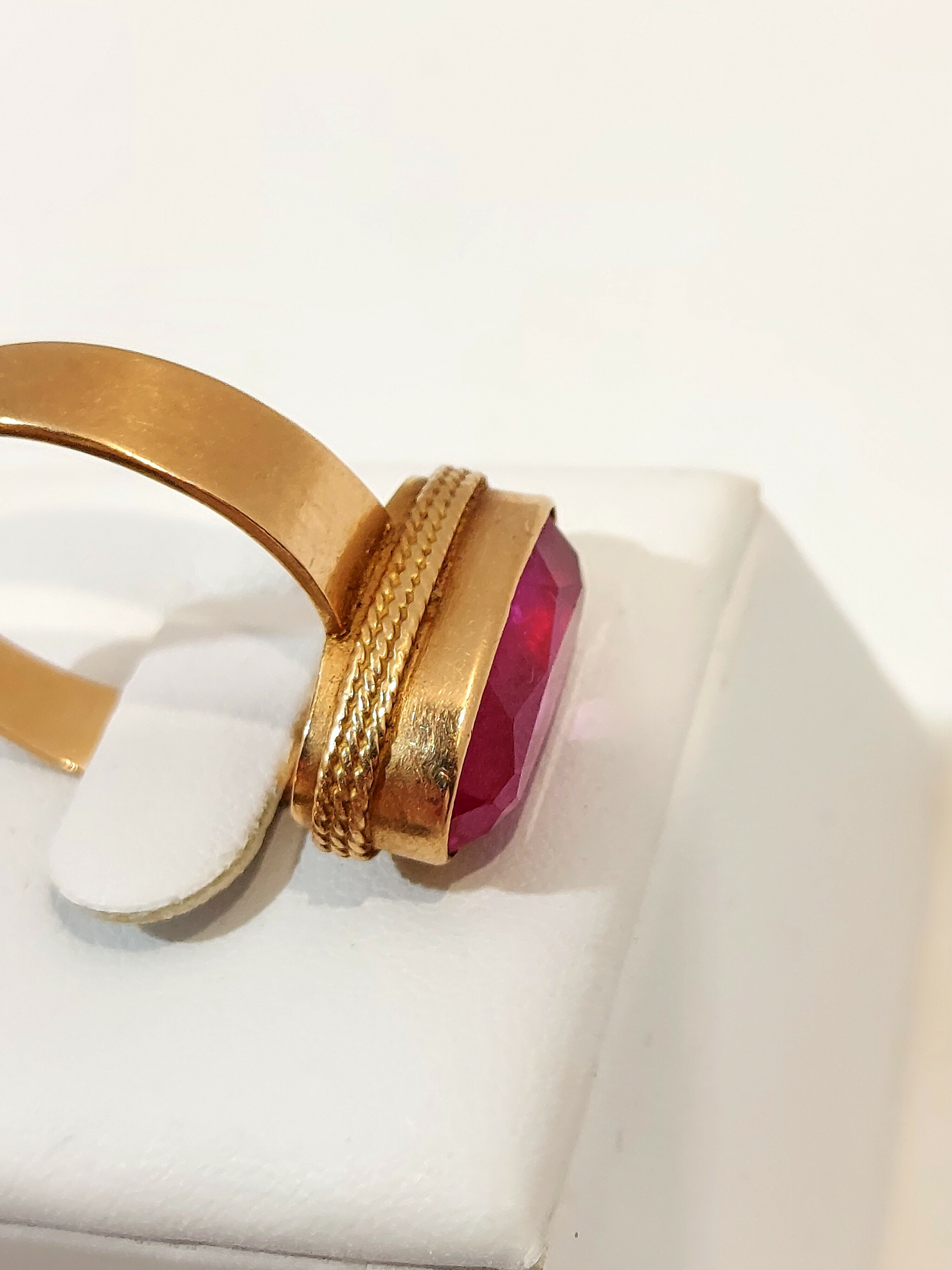 cudny-zloty-pierscionek-material-zloto