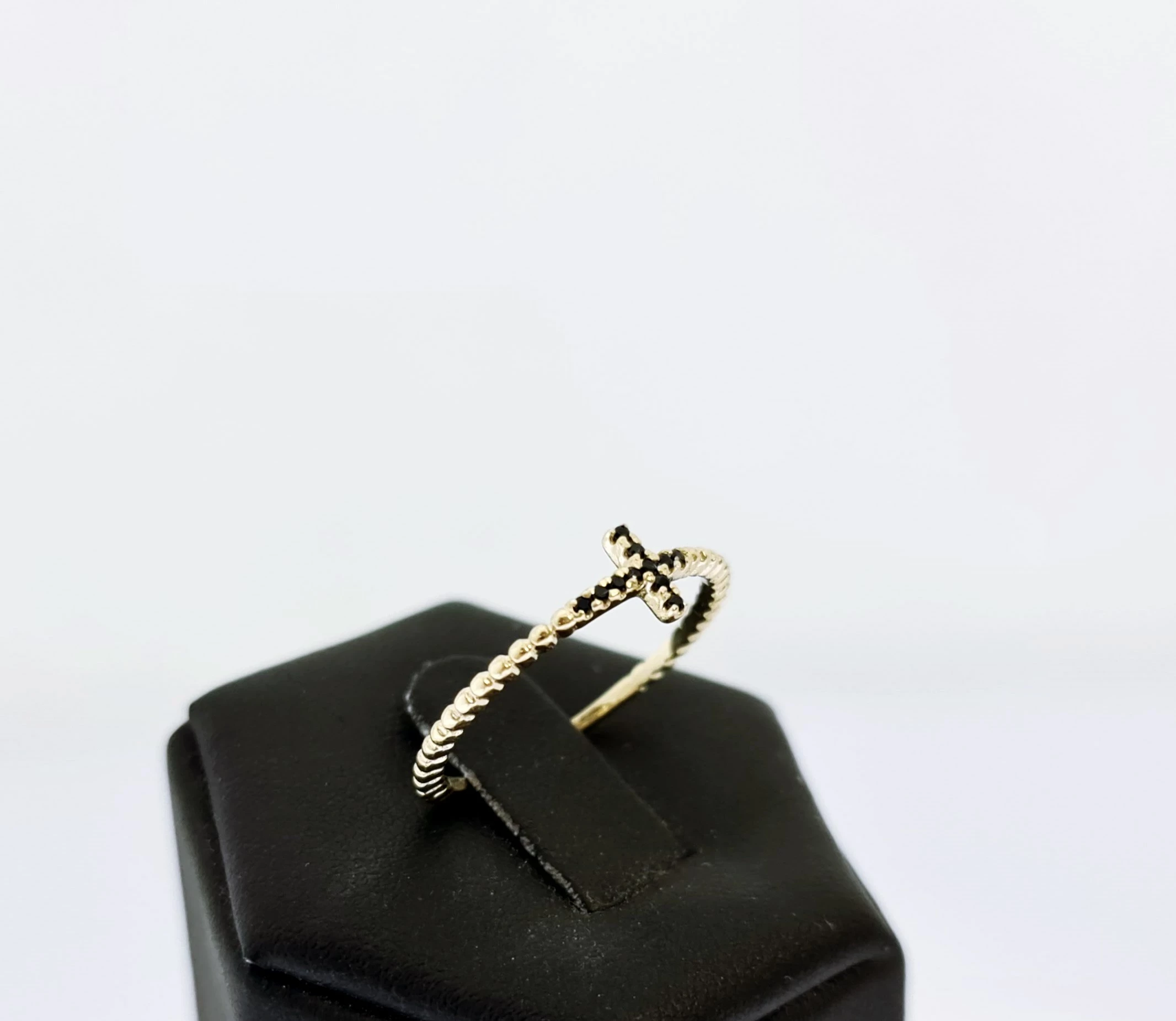 zloty-pierscionek-z-krzyzykiem-pr585-r18-kolor-dominujacy-205826-225106