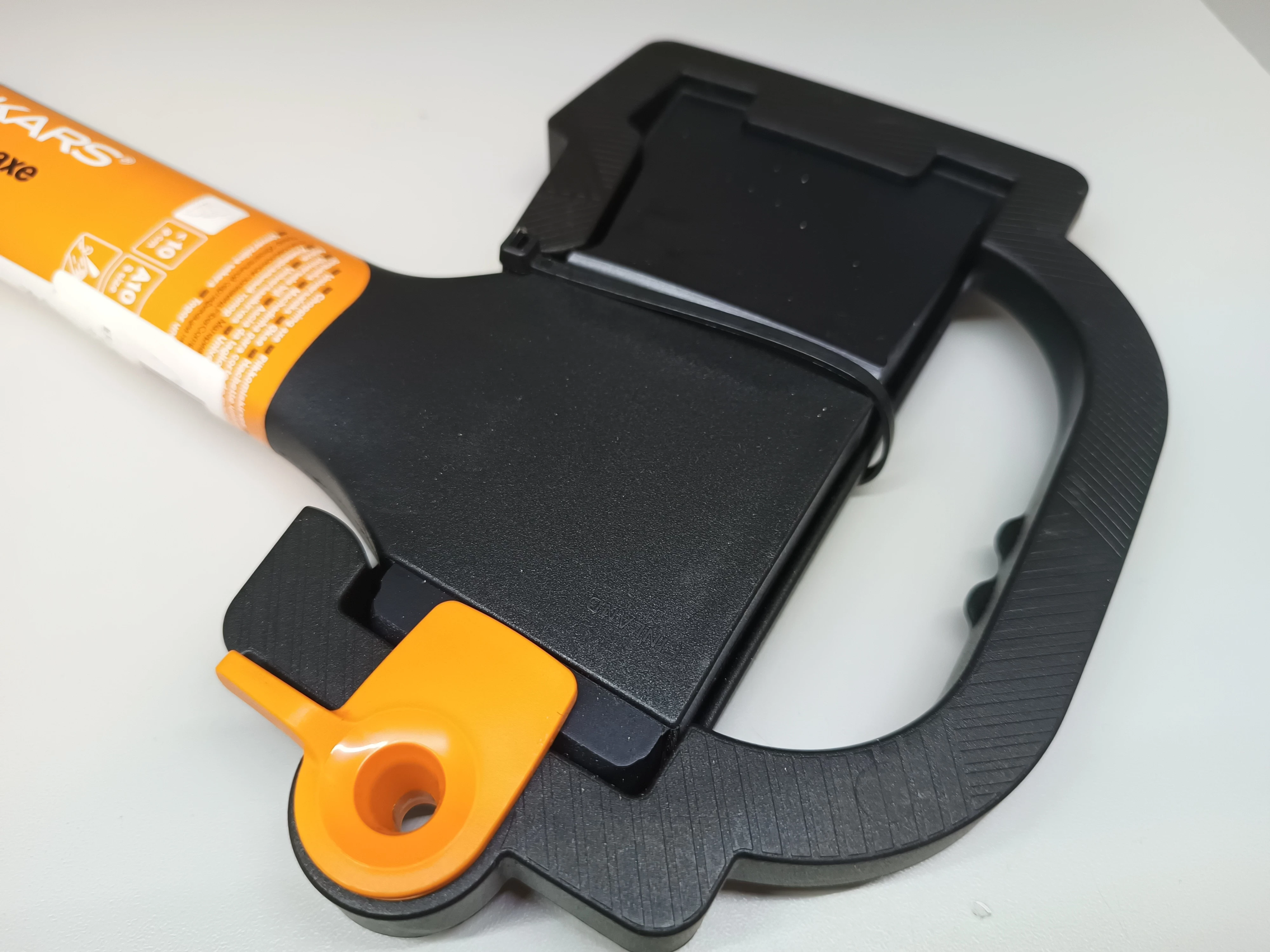 uniwersalna-siekiera-fiskars-a10-marka-fiskars