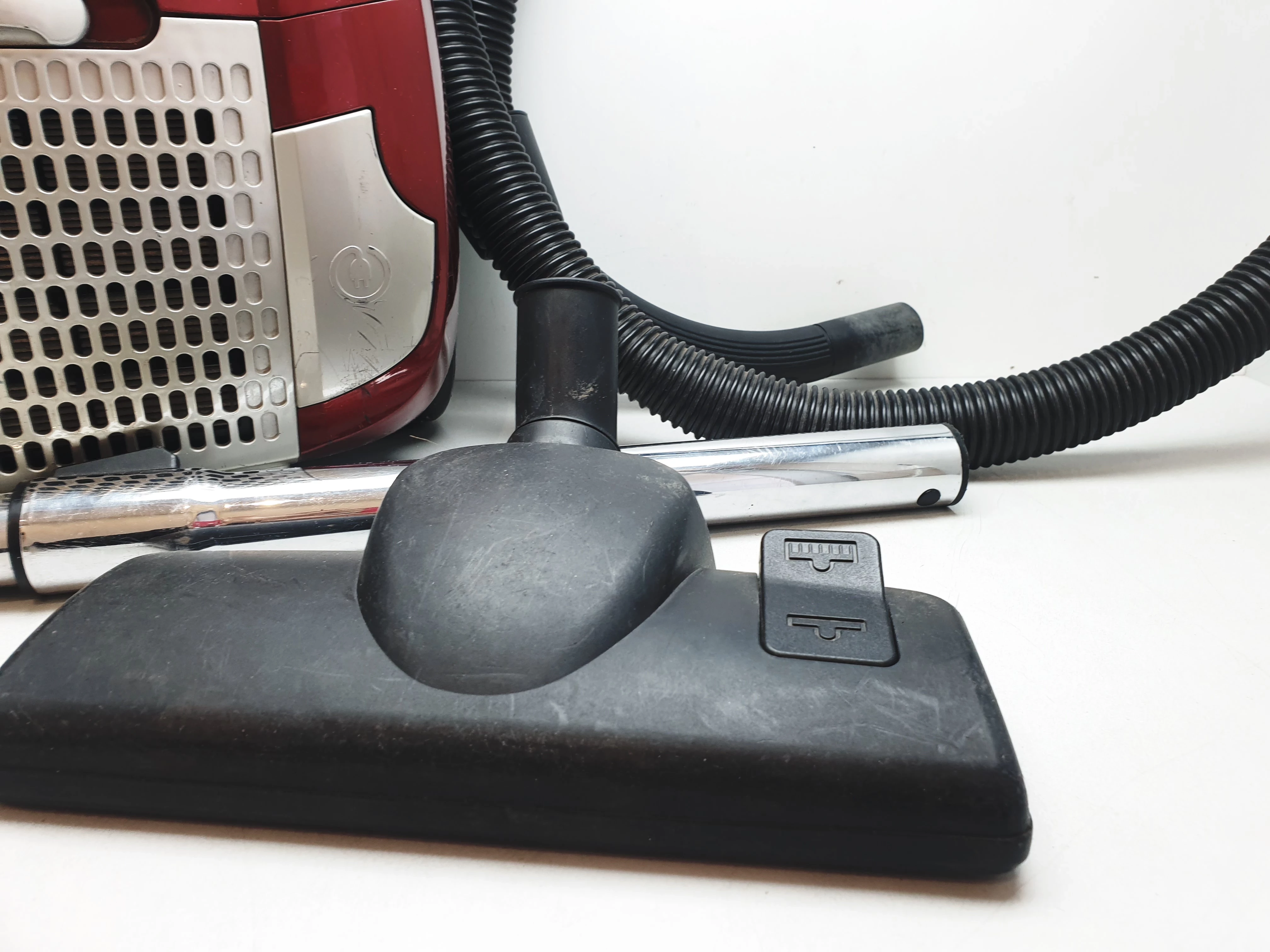 odkurzacz-raven-eo001n-moc-800