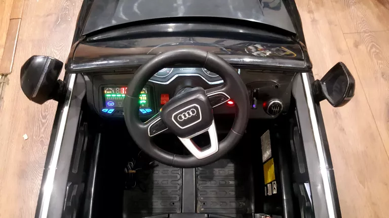 AUTO NA AKUMULATOR AUDI Q7