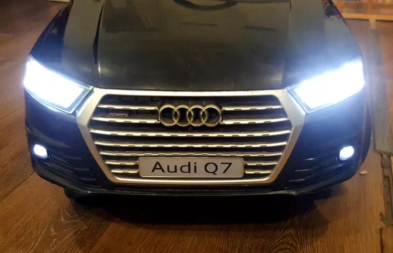 AUTO NA AKUMULATOR AUDI Q7