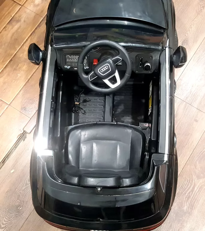 AUTO NA AKUMULATOR AUDI Q7