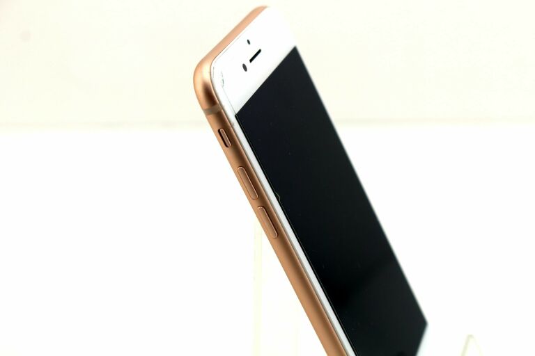 BOGATY SMARTFON APPLE IPHONE 8 64GB ZŁOTY BAT 100