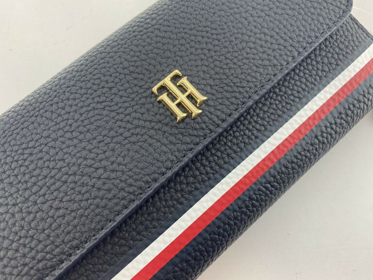 duzy-portfel-damski-tommy-hilfiger-aw0aw11622-0gy-kolor-granatowy