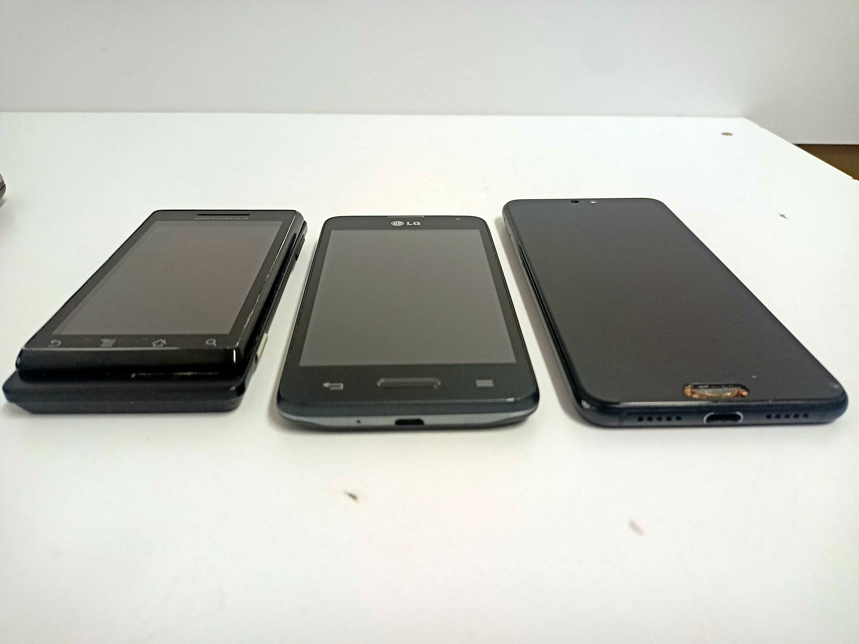 zestaw-6-uszkodzonych-telefonow-dotykowych-stan-uszkodzony