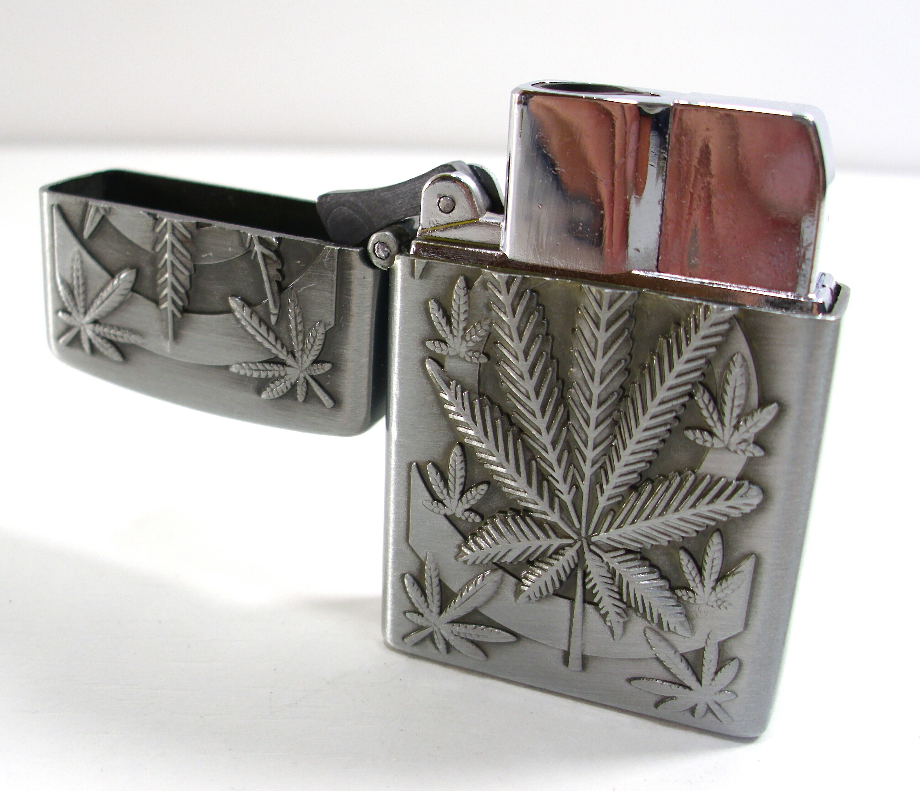 zapalniczka-zarowa-metalowa-z-lisciem-rodzaj-gazowa