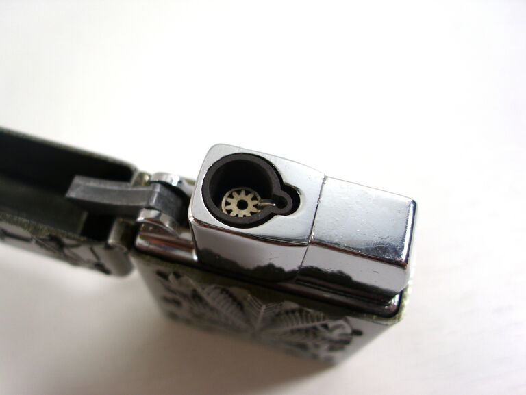 zapalniczka-zarowa-metalowa-z-lisciem-marka-inna-marka