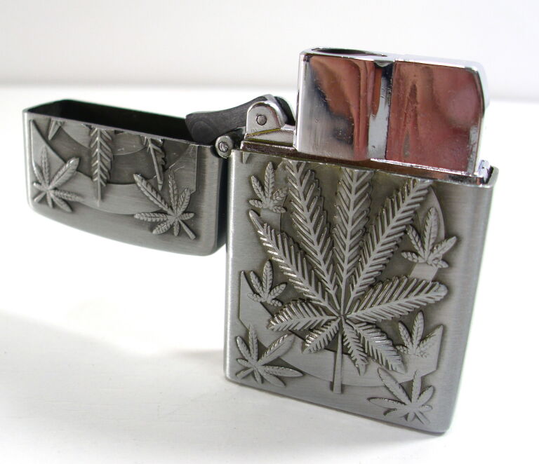 zapalniczka-zarowa-metalowa-z-lisciem-rodzaj-gazowa