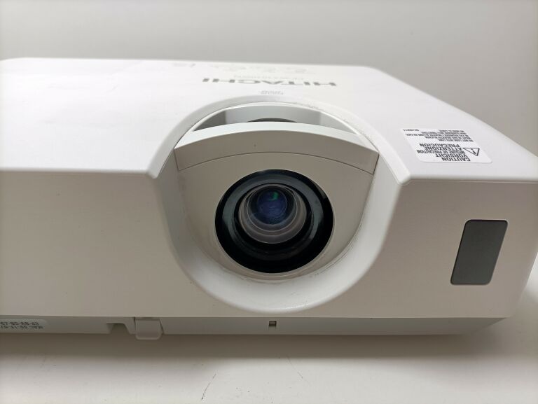 PROJEKTOR HITACHI CP-WX3030WN + ZASILACZ + PILOT