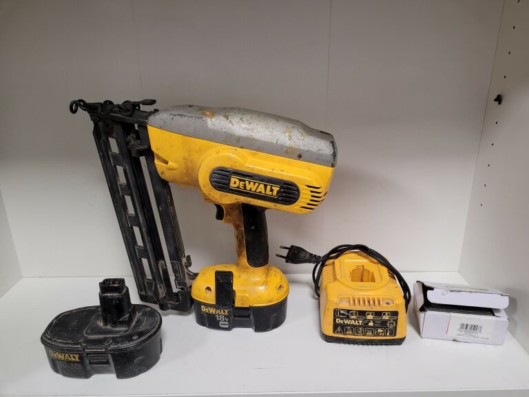 GWORDZIARKA DEWALT DC618 ZESTAW W WALIZCE