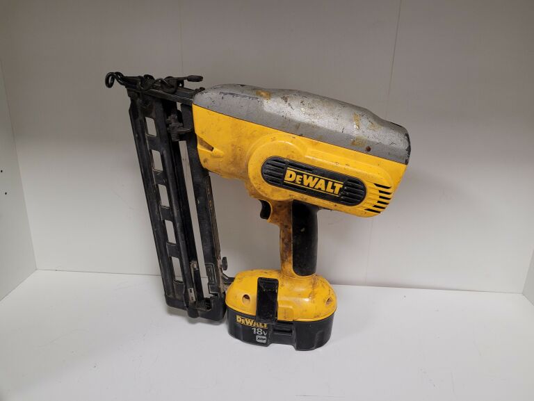 GWORDZIARKA DEWALT DC618 ZESTAW W WALIZCE