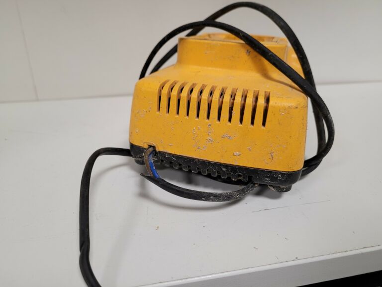 GWORDZIARKA DEWALT DC618 ZESTAW W WALIZCE