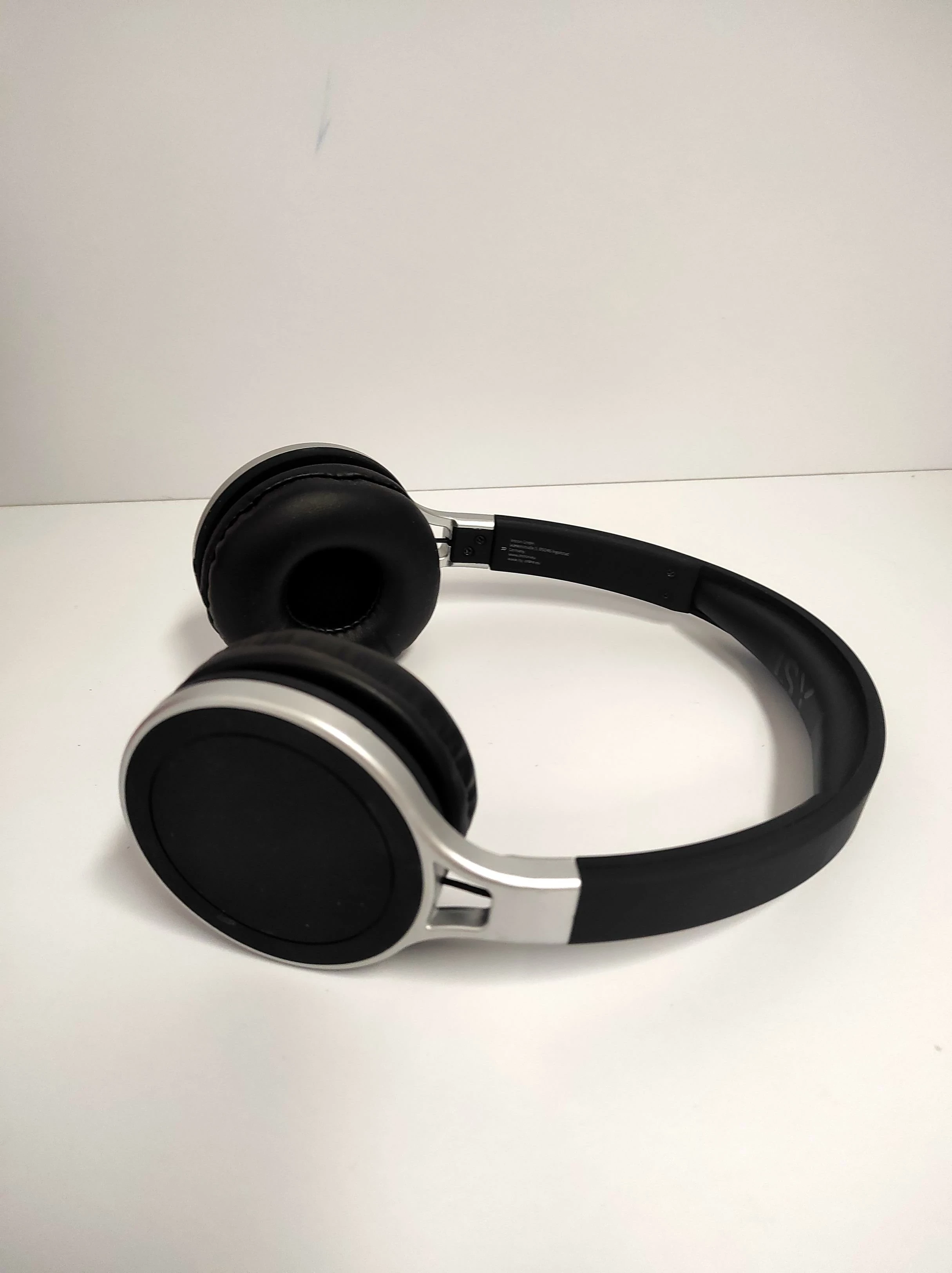 sluchawki-przewodowe-isy-ihp-1600-czarne-okazja-kolor-dominujacy-czarny