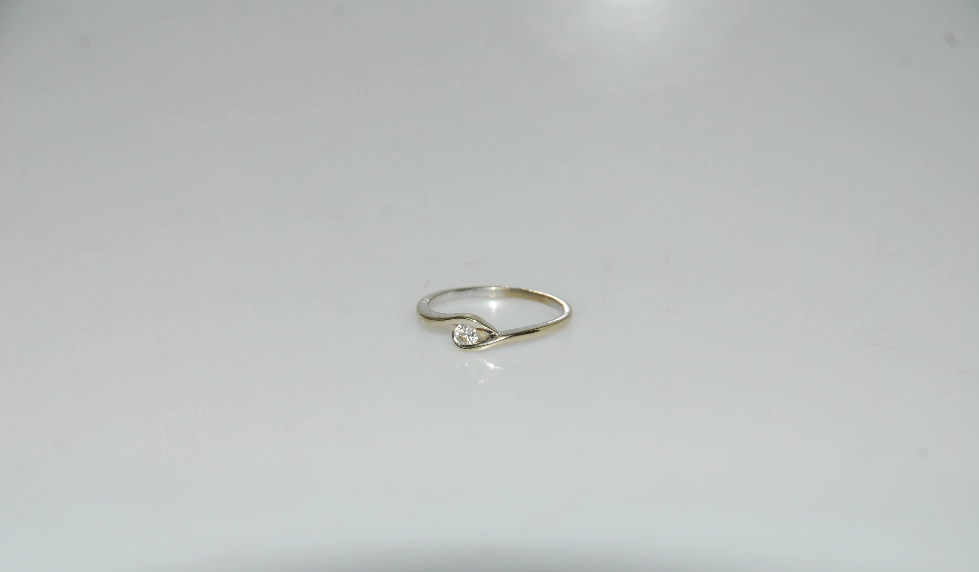 delikatny-zloty-pierscionek-z-brylantem-apart-stan-11323-2