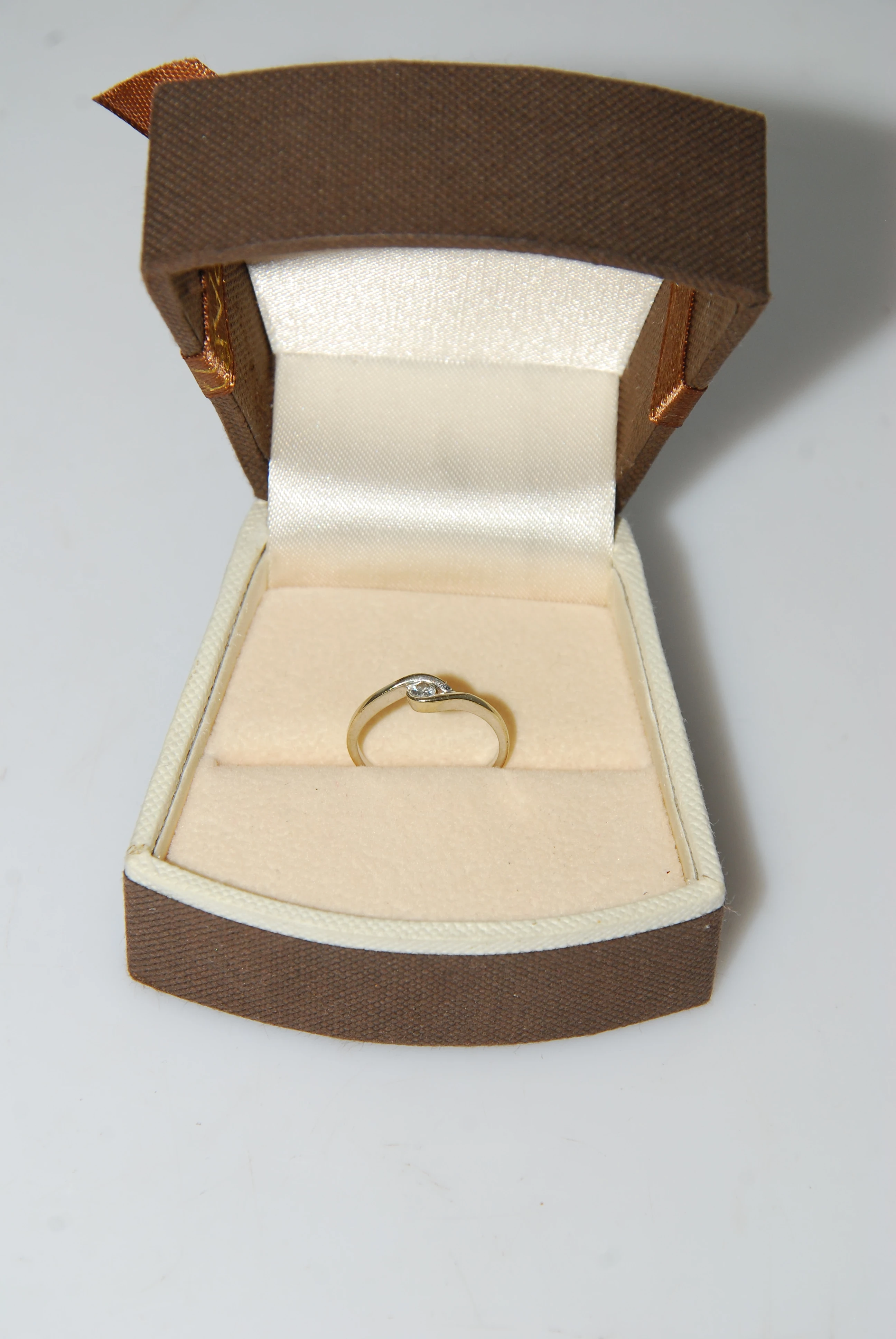 delikatny-zloty-pierscionek-z-brylantem-apart-ean-gtin-5901050601184