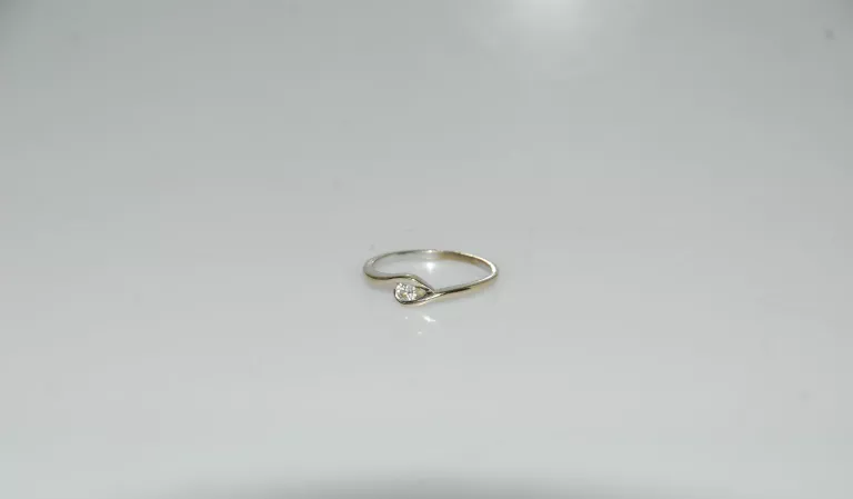 delikatny-zloty-pierscionek-z-brylantem-apart-stan-11323-2