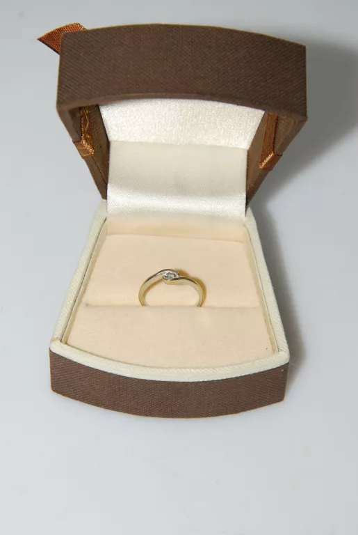 delikatny-zloty-pierscionek-z-brylantem-apart-ean-gtin-5901050601184