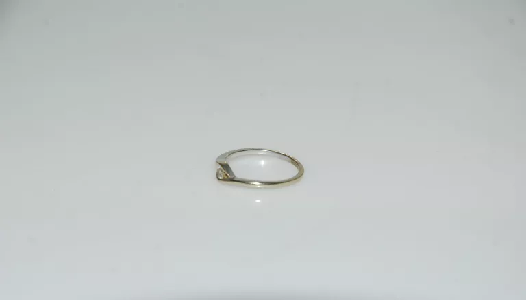 delikatny-zloty-pierscionek-z-brylantem-apart-material-15835-2