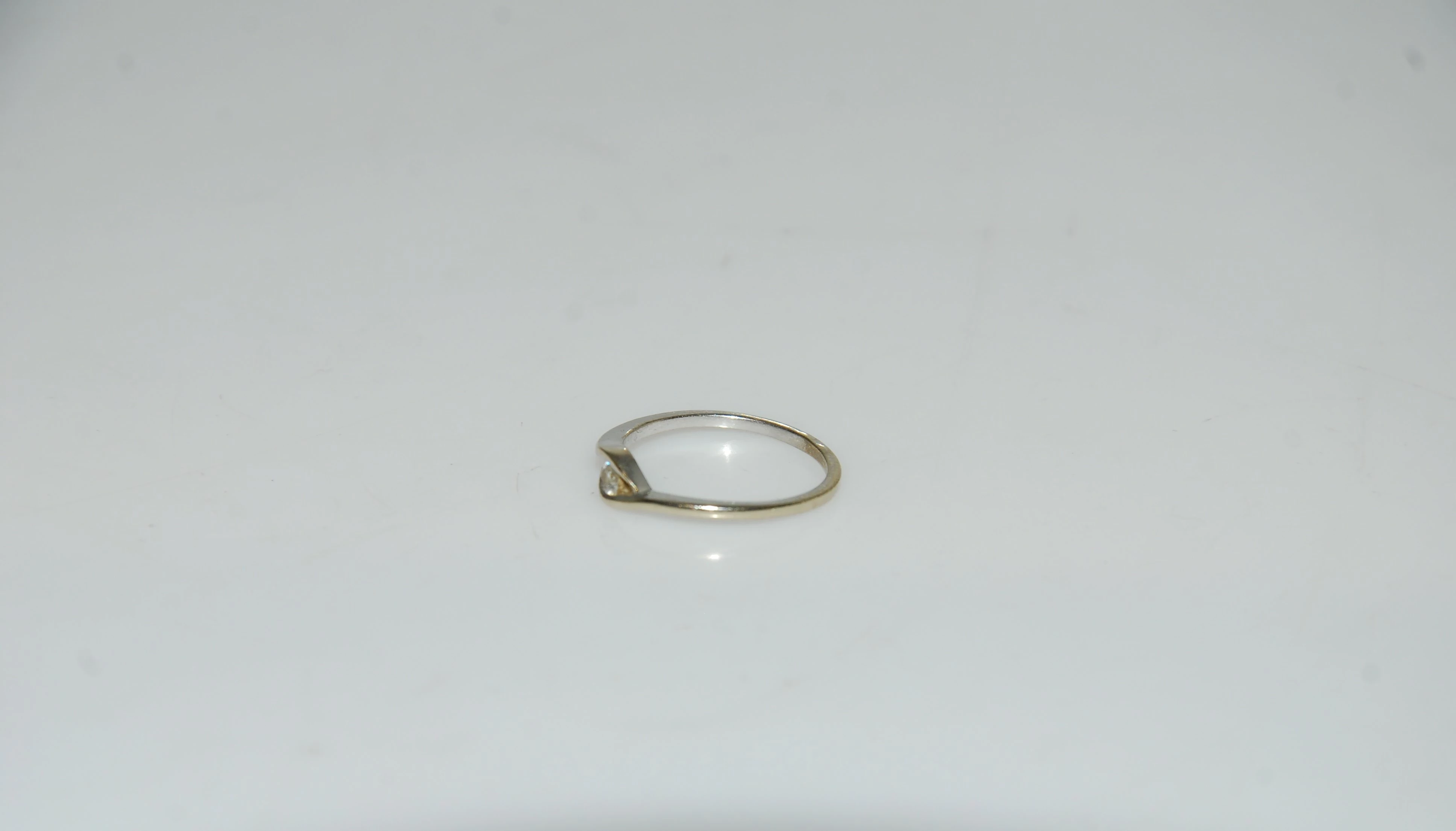 delikatny-zloty-pierscionek-z-brylantem-apart-material-15835-2