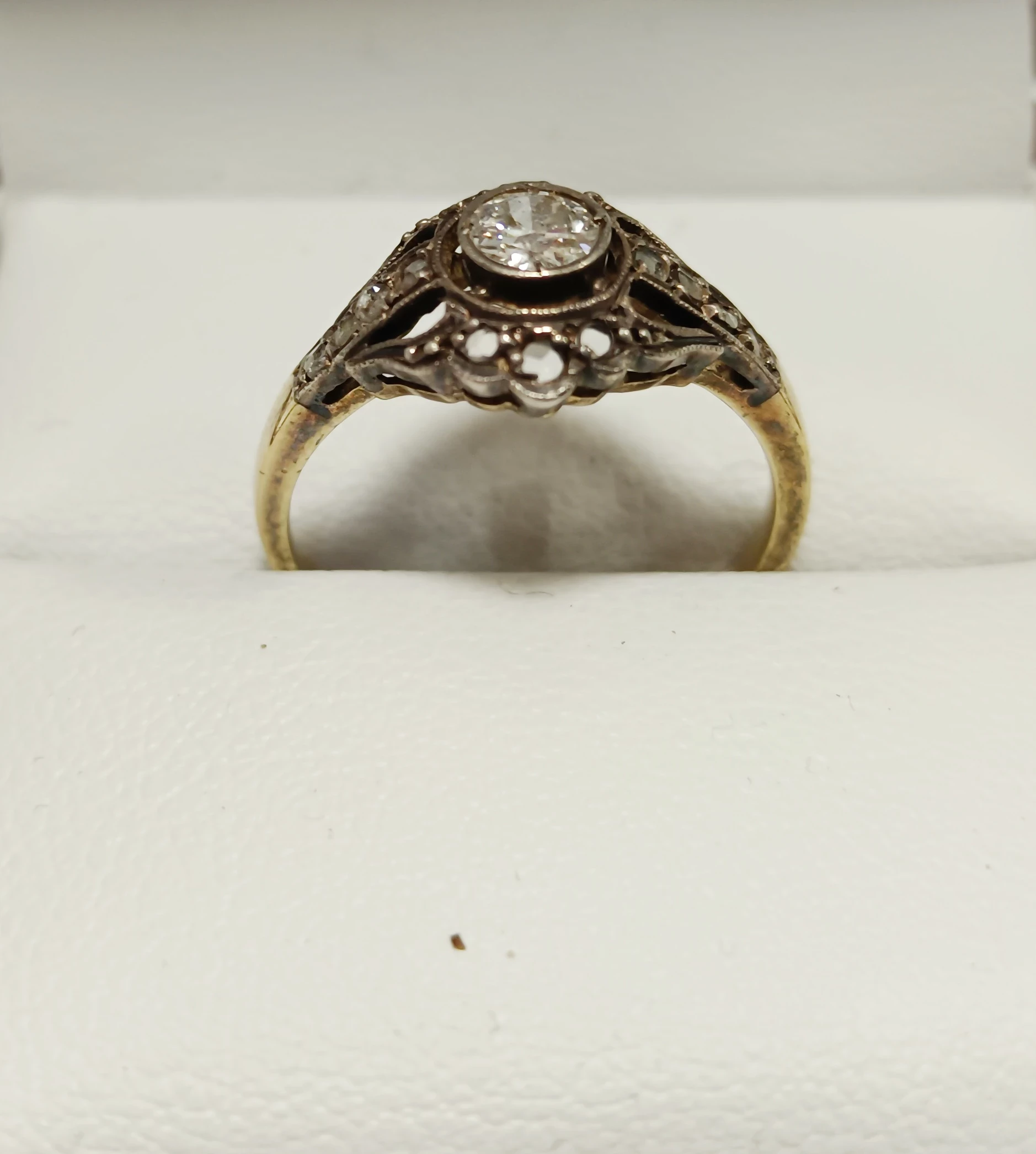 zloty-pierscionek-w-stylu-art-deco-z-brylantem-stan-uzywany