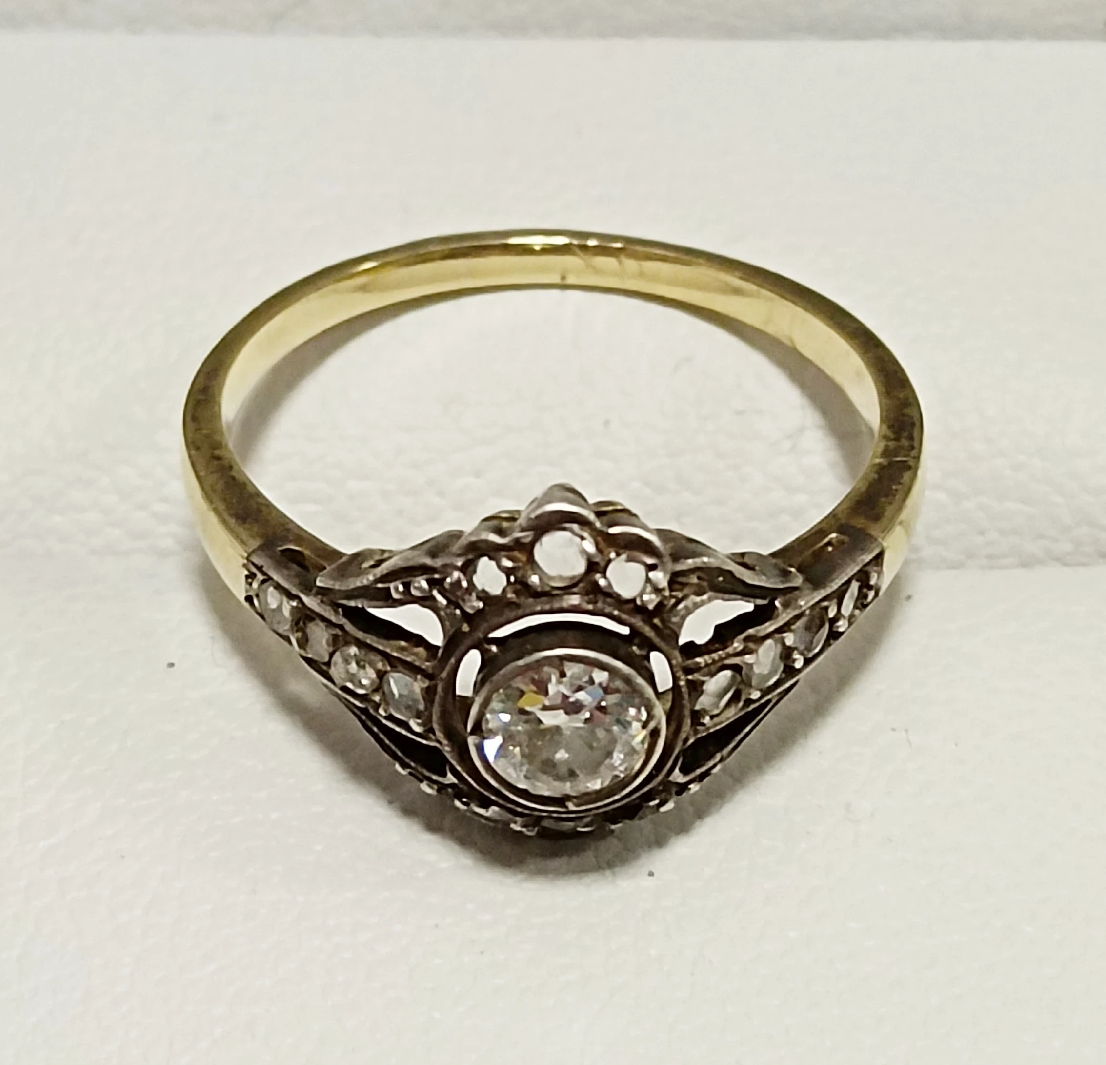 zloty-pierscionek-w-stylu-art-deco-z-brylantem-rodzaj-wyrob-jubilerski