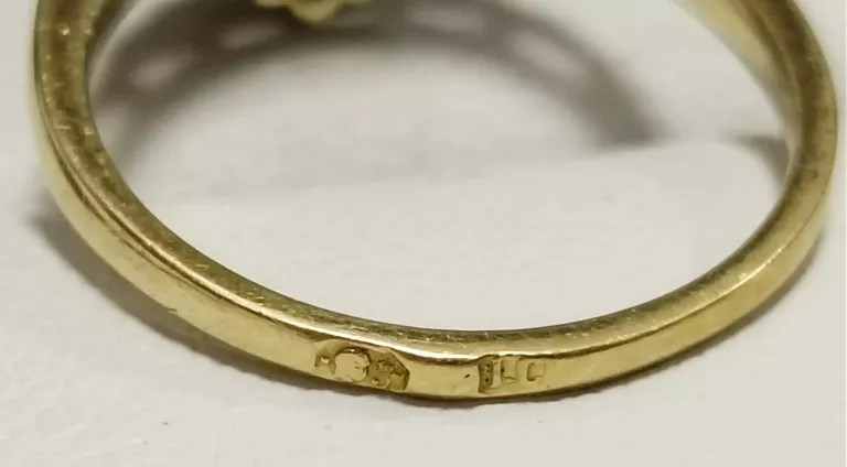 zloty-pierscionek-w-stylu-art-deco-z-brylantem-marka-inna-marka